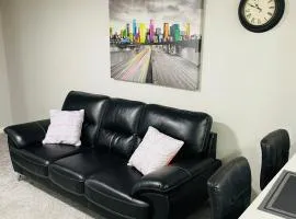 Modern 2-bed 1-bath Suite
