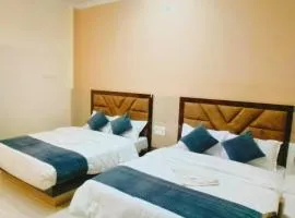 The Aura Hotel Prakash Retreat - Near Kashi-Vishwanath Temple And Ganga Ghat With #Lift #Wi-fi-Restaurant- A Premium Hotel in Varanasi
