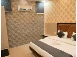 The Aura Hotel Prakash Retreat - Near Kashi-Vishwanath Temple And Ganga Ghat With #Lift #Wi-fi-Restaurant- A Premium Hotel in Varanasi