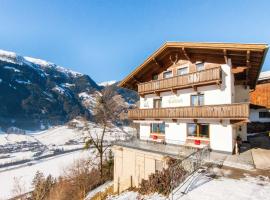 Chalet in Hainzenberg near Ski Slopes, hotel in Hainzenberg