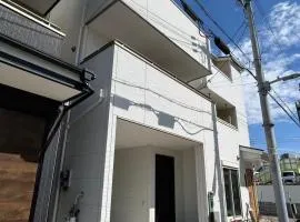 至誠1馆近心斋桥道頓堀难波直达梅田世博會关西机场Usj全新独栋别墅四个卧室可住8人超大空间3卫2浴厨房设施齐全电视冰箱洗衣机空调配置齐全免费停车4分钟步行至今宫站