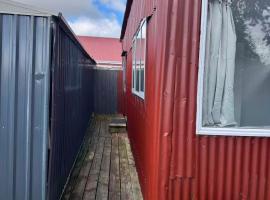 4 Beds in 2 Bedroom Garden Chalet, Rotorua, hotel v destinaci Rotorua