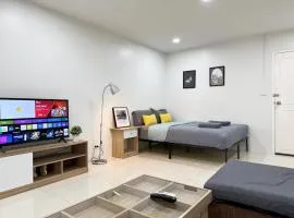High-Rise 2BR 2Bath Near BTS Family Stay