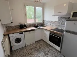 Apt 56m2, 2chambres,salon, parking, 5 mns C ville