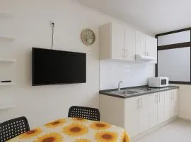 Apartamento con jardín y pequeña piscina privada para refrescarse
