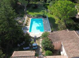 Gite 5 pers en Provence avec grand jardin & piscine partagés - 5 people holiday home with shared swimming pool & garden in Provence, Hotel in Cornillon-Confoux