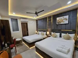 HOTEL - THE POINT OF KASHI - R INN - PREMIUM - Free Wi-Fi & Lift - Rastaurant - 500m from - Near The Holy Kashi Vishwanath Temple