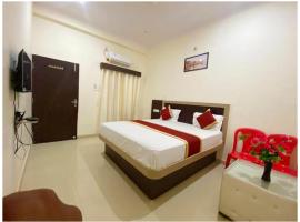 VNX - HOTEL Nath # PALACE Near Kashi Vishwanath Temple - Free Public Parking and Wifi Facilities - Air Conditioning Room, hotel em Varanasi