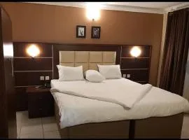 E-Luxe Suites Hotel