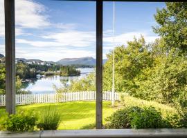 Apartment with stunning fjord view near Ålesund, hotel a Ålesund