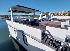 Floating House - LUXURY Floating Sea OASIS Pula, hotell i Pula