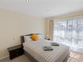 Comfortable 4-Bedroom Home with Backyard Escape, hotel in Mount Gambier