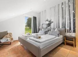 BALANCED Apartments, Ferienwohnungen vollausgestattet, ruhig, idyllische ländliche Lage, Nähe A95, zwischen Bad Tölz und München, 5-Seenland, Küche, Tageslichtbad, Sonnenbalkon, direkter Parkplatz, Wifi