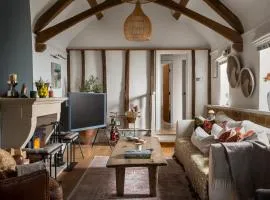 Luxury Boutique Barn Hideaway Near Bourton with Hot Tub