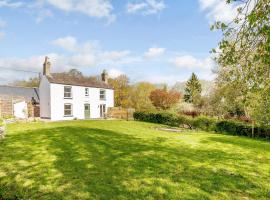 Spinney Cottage، فندق في Woodford