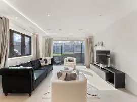 Exquisite 4BR Designer Home with Smart Features, Free Parking & SkyStream - Sleeps Up To 10 in Gerrards Cross SL9