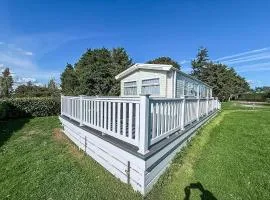 Beautiful 6 Berth Caravan With Decking In Norfolk Ref 89001Mv