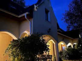 Tulipános Ház, hotel v destinaci Velence