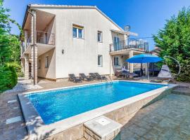 Beautiful Home In Peruski With Kitchen, Hotel in Peruški