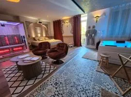 Suite Luxe Spa Balneo Sauna Hammam Projecteur
