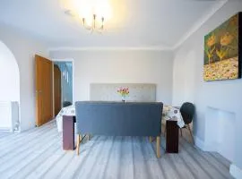 Bright & Airy 4x Bed House with Parking