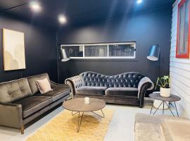 D143 Ballarat Sunny Desert Retreat 4bdrms sleeps13, hotel en Tottenham