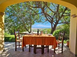 Villetta in zona panoramica, immersa nel verde della macchia mediterranea