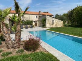 Grande maison familiale avec piscine, 14 à 17 pers, ξενοδοχείο σε Lucon
