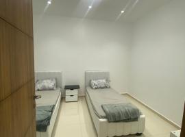 Apparemment t4 tout neuf &agrave; mostaganem, hotel with parking in Mostaganem