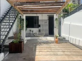 Quarto em casa arborizada
