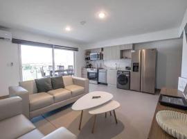 Modern 3BR Condo at Viva Jaco w Pool & Gym, hotel in Jacó