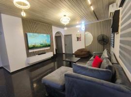 Bright, cozy and spacious two bedroom apartment in Magodo, hotel com estacionamento em Olowoira
