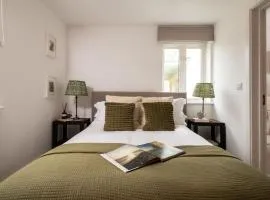 Modern Cotswolds lakeside retreat spa and pool