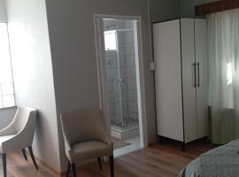 Yakhe spacious self catering accommodation, khách sạn ở Edenvale