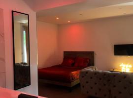Red Room, hotel com banheiras de hidromassagem em Fleury-M&eacute;rogis