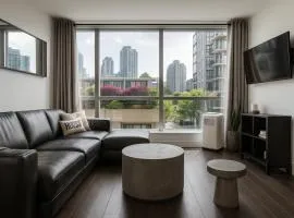 Elegant Yaletown 2BR Condo with Floor-to-Ceiling Windows