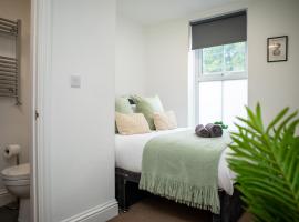 St James Court Serviced Accommodation, three-star hotel in Derby