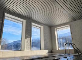 "Little Mountain Paradise" studio apartment at Oppheim Resort，沃斯瓦根的附設泳池的飯店