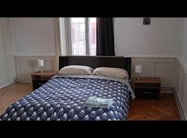Chambre 4 au centre, habitación en casa particular en Biel