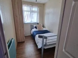 Room in Feltham, Heathrow, London
