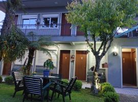 Pousada Caminho das Rosas-Gramado-temporada ou diária，位于格拉玛多的酒店