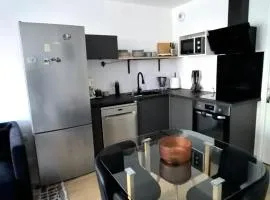 1 min from Paris metro, Quiet, 2 bedrooms & private parking
