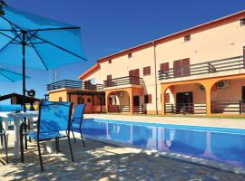Amazing Apartment In Bilice With Swimming Pool, ξενοδοχείο σε Vrulje