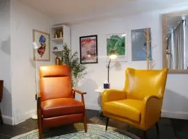 10 Minute walk to Light Rail