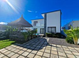 Spacious Villa with Private Pool & Garden - Ideal for Holidays & Longer Stays, villa in Grand Baie