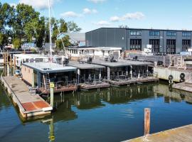 Stunning Ship In Göteborg With Sauna, hotel in Gothenburg