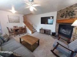 Valley Condo 101 Creekside - End Unit - Wi-Fi - Hot Tub - Fireplace - Washer - Dryer - Playground