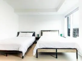 Luxury 2 Queen Beds Suite with Private Bathroom near Downsview Park Subway easy access Downtown