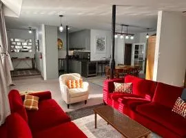 Stylish 2 bed, central city apartment & free park