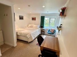 Cosy queen room with ensuite toilet and private bathroom, shared spa pool, ξενοδοχείο σε Dunedin